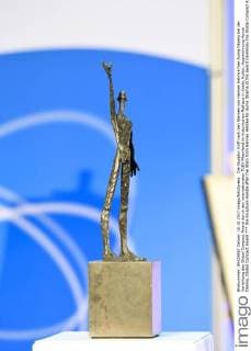 the Sculpture Handle after the Stars from Hannes Helmke for Auma Obama at the award Ceremony the Global Compact Award through the International TÜV Rhineland in Historical City Hall in Cologne Culture Award Auma Obama Global Compact Award xPW002F2Px