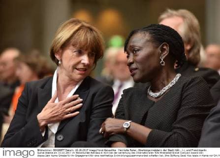 Henriette Reker Mayor the City Cologne l r and Prize winner Auma Obama at 10 10 2017 in Historical City Hall in Cologne at the award Ceremony the International TÜV Rhineland Global Compact Award the This Year Auma for her Commitment for a Sustainable Development cooperation get has theirs Foundation Sauti Kuu Bar in Kenya before Place Help to Self-help said it in the Justification