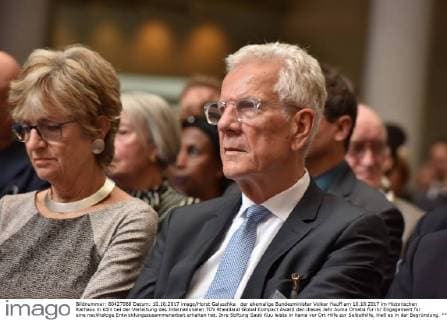 the former Federal Minister Volker Hauff at 10 10 2017 in Historical City Hall in Cologne at the award Ceremony the International TÜV Rhineland Global Compact Award the This Year Auma for her Commitment for a Sustainable Development cooperation get has theirs Foundation Sauti Kuu Bar in Kenya before Place Help to Self-help said it in the Justification