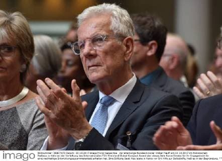 the former Federal Minister Volker Hauff at 10 10 2017 in Historical City Hall in Cologne at the award Ceremony the International TÜV Rhineland Global Compact Award the This Year Auma for her Commitment for a Sustainable Development cooperation get has theirs Foundation Sauti Kuu Bar in Kenya before Place Help to Self-help said it in the Justification