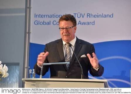 Hans Joachim Thumb Parliamentary Secretary of State CDU speaks at 10 10 2017 in Historical City Hall in Cologne at the award Ceremony the International TÜV Rhineland Global Compact Award the This Year Auma for her Commitment for a Sustainable Development cooperation get has theirs Foundation Sauti Kuu Bar in Kenya before Place Help to Self-help said it in the Justification