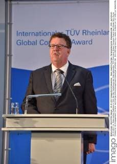 Hans Joachim Thumb Parliamentary Secretary of State CDU speaks at 10 10 2017 in Historical City Hall in Cologne at the award Ceremony the International TÜV Rhineland Global Compact Award the This Year Auma for her Commitment for a Sustainable Development cooperation get has theirs Foundation Sauti Kuu Bar in Kenya before Place Help to Self-help said it in the Justification