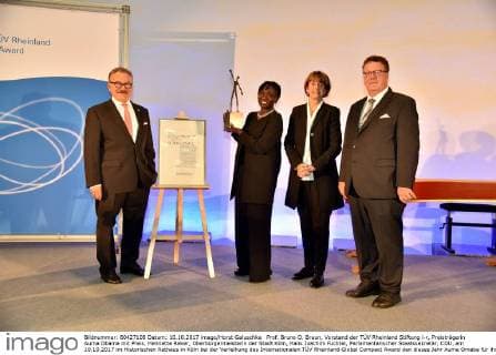 Prof Bruno O Brown Board of managers the TÜV Rhineland Foundation l r Prize winner Auma Obama with Prize Henriette Reker Mayor the City Cologne Hans Joachim Thumb Parliamentary Secretary of State CDU at 10 10 2017 in Historical City Hall in Cologne at the award Ceremony the International TÜV Rhine
