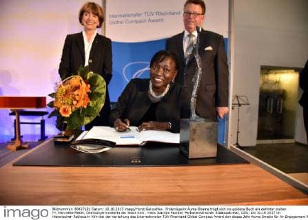 Prize winner Auma Obama bears to ins Golden Book a behind Stand l r Henriette Reker Mayor the City Cologne Hans Joachim Thumb Parliamentary Secretary of State CDU at 10 10 2017 in Historical City Hall in Cologne at the award Ceremony the International TÜV Rhineland Global Compact Award the This Year Auma for her Commitm