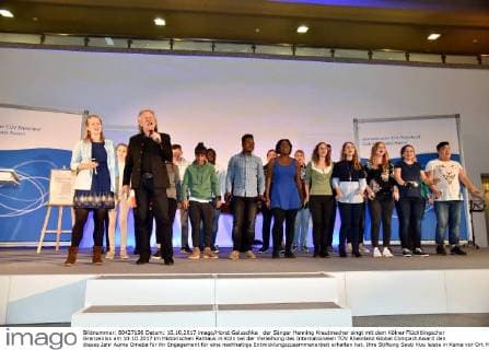 the Singer Henning Herb makers sings with the Cologne limitless at 10 10 2017 in Historical City Hall in Cologne at the award Ceremony the International TÜV Rhineland Global Compact Award the This Year Auma for her Commitment for a Sustainable Development cooperation get has theirs Foundation Sauti Kuu Bar in Kenya before Place Help to Self-help said it in the Justification