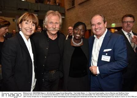Henriette Reker l r Henning Herb makers Auma Obama and Tungsten Cons pose at 10 10 2017 in Historical City Hall in Cologne at the award Ceremony the International TÜV Rhineland Global Compact Award the This Year Auma for her Commitment for a Sustainable Development cooperation get has theirs Foundation Sauti Kuu Bar in Kenya before Place Help to Self-help said it in the Justification
