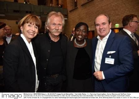 Henriette Reker l r Henning Herb makers Auma Obama and Tungsten Cons pose at 10 10 2017 in Historical City Hall in Cologne at the award Ceremony the International TÜV Rhineland Global Compact Award the This Year Auma for her Commitment for a Sustainable Development cooperation get has theirs Foundation Sauti Kuu Bar in Kenya before Place Help to Self-help said it in the Justification
