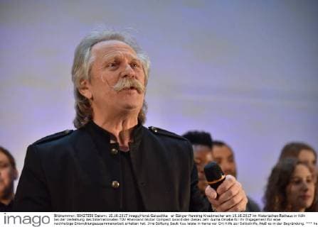 he Singer Henning Herb makers at 10 10 2017 in Historical City Hall in Cologne at the award Ceremony the International TÜV Rhineland Global Compact Award the This Year Auma for her Commitment for a Sustainable Development cooperation get has theirs Foundation Sauti Kuu Bar in Kenya before Place Help to Self-help said it in the Justification