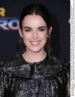 October 10, 2017 - Hollywood, CA, U.S. - 10 October 2017 - Hollywood, California - Elizabeth Henstridge. World Premiere of Thor: Ragnarok held at The El Capitan Theater in Hollywood. Photo Credit: AdMedia Hollywood U.S. - ZUMAa123 20171010_zaa_a123_150 Copyright: xBirdiexThompsonx