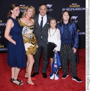 10 October 2017 - Hollywood, California - Sunrise Coigney, Mark Ruffalo. World Premiere of Thor: Ragnarok held at The El Capitan Theater in Hollywood. Photo Credit: Birdie Thompson AdMedia 221410 AdMedia Starface 2017-10-10 CA Hollywood Etats-Unis  Copyright: xAdMediax STAR_221410_024