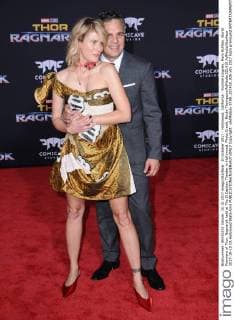 10 October 2017 - Hollywood, California - Sunrise Coigney, Mark Ruffalo. World Premiere of Thor: Ragnarok held at The El Capitan Theater in Hollywood. Photo Credit: Birdie Thompson AdMedia 221410 AdMedia Starface 2017-10-10 CA Hollywood Etats-Unis  Copyright: xAdMediax STAR_221410_026