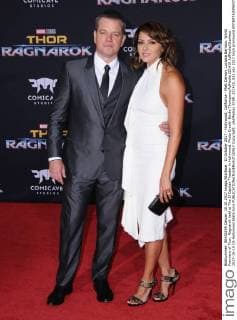 10 October 2017 - Hollywood, California - Matt Damon, Luciana Barroso. World Premiere of Thor: Ragnarok held at The El Capitan Theater in Hollywood. Photo Credit: Birdie Thompson AdMedia 221410 AdMedia Starface 2017-10-10 CA Hollywood Etats-Unis  Copyright: xAdMediax STAR_221410_033