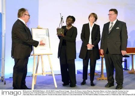 Bruno O Brown Auma Obama Henriette Reker and Hans Joachim Thumb at the award Ceremony the International TÜV Rhineland Global Compact Award in Historical City Hall Cologne 10 10 2017 Foto:xJ.xKrickx xFuturexImage