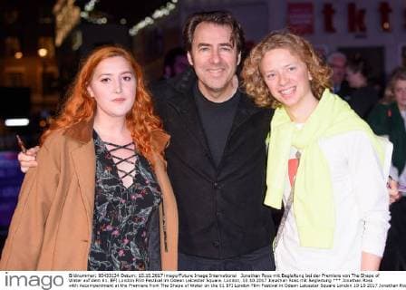 Jonathan Ross with Accompaniment at the Premiere from The Shape of Water on the 61 BFI London Film Festival in Odeon Leicester Square London 10 10 2017 Jonathan Ross with Accompaniment  Foto:xS.xVasx xFuturexImage