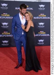 Cast member Chris Hemsworth and his wife, actress Elsa Pataky attend the premiere of the sci-fi motion picture Thor: Ragnarok at the El Capitan Theatre in the Hollywood section of Los Angeles on October 10, 2017. Storyline: Thor is imprisoned on the other side of the universe and finds himself in a race against time to get back to Asgard to stop Ragnarok, the destruction of his homeworld and the end of Asgardian civilization, at the hands of an all-powerful new threat, the ruthless Hela.  LAP2017101022 JIMxRUYMEN
