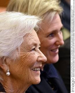 Bilder des Tages Queen Paola of Belgium and Princess Astrid of Belgium pictured during the award ceremony of the Terre d avenir Focus Aarde prize in Brussels Academy palace, Wednesday 11 October 2017. This award is an initiative of Queen Paola foundation organised in collaboration with Dirk Frimout foundation.  ERICxLALMAND 05181389