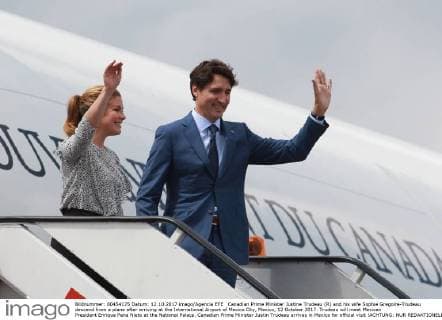 Canadian Prime Minister Justine Trudeau (R) and his wife Sophie Gregoire-Trudeau descend from a plane after arriving at the International Airport of Mexico City, Mexico, 12 October 2017. Trudeau will meet Mexican President Enrique Pena Nieto at the National Palace. Canadian Prime Minister Justin Trudeau arrives in Mexico for official visit !ACHTUNG: NUR REDAKTIONELLE NUTZUNG!  Copyright: xMarioxGuzmánx CMX003 20171012-636434356939790809