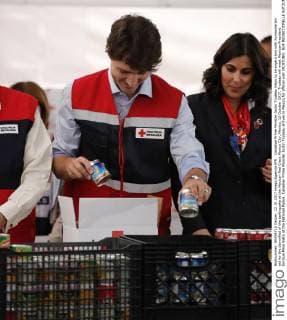 Canadian Prime Minister Justin Trudeau helps to arrange a box with humanitarian aid for the damnified of the earthquake at the Mexican Red Cross Mexico City, Mexico, 12 October 2017. Trudeau will meet Mexican President Enrique Pena Nieto at the National Palace. Canadian Prime Minister Justin Trudeau arrives in Mexico for official visit !ACHTUNG: NUR REDAKTIONELLE NUTZUNG!  Copyright: xJosexMendezx CMX005 20171012-636434396197641730