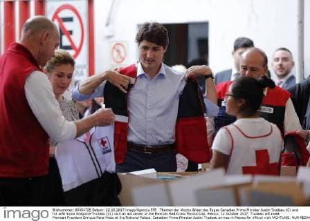 Themen der Woche Bilder des Tages Canadian Prime Minister Justin Trudeau (C) and his wife Sopie Gregoire-Trudeau (2L) visit an aid center of the Mexican Red Cross Mexico City, Mexico, 12 October 2017. Trudeau will meet Mexican President Enrique Pena Nieto at the National Palace. Canadian Prime Minister Justin Trudeau arrives in Mexico for official visit !ACHTUNG: NUR REDAKTIONELLE NUTZUNG!  Copyright: xJosexMendezx CMX007 20171012-636434396911185730