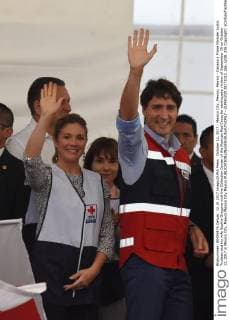 October 12, 2017 - Mexico City, Mexico, Mexico - Canada s Prime Minister Justin Trudeau and his wife Sophie Gregoire visit the Collection Center of the Mexican Red Cross for earthquake victims of September 19 on October 12, 2017 in Mexico City, Mexico Mexico City Mexico  - ZUMAn230 20171012_zaa_n230_336 Copyright: xCarlosxTischlerx