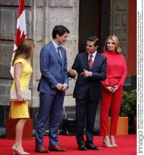 Mexican President Enrique Pena Nieto (C) and his wife Angelica Rivera de Pena (C-R) pose with Canadian Prime Minister Justin Trudeau (2L) and his wife Sopie Gregoire-Trudeau (L) during a welcoming ceremoy in Mexico City, Mexico, 12 October 2017. Nieto stated in an opinion piece published at the Canadian press that the regional situation requires a revitalization of the cooperation between Mexico and Canada. Canadian Prime Minister Justin Trudeau arrives in Mexico for official visit !ACHTUNG: NUR REDAKTIONELLE NUTZUNG!  Copyright: xJosexMendezx CMX008 20171013-636434529781998816