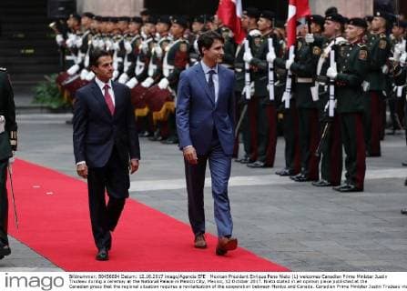 Mexican President Enrique Pena Nieto (L) welcomes Canadian Prime Minister Justin Trudeau during a ceremoy at the National Palace in Mexico City, Mexico, 12 October 2017. Nieto stated in an opinion piece published at the Canadian press that the regional situation requires a revitalization of the cooperation between Mexico and Canada. Canadian Prime Minister Justin Trudeau visits Mexico !ACHTUNG: NUR REDAKTIONELLE NUTZUNG!  Copyright: xJosexMendezx CMX010 20171013-636434530440602974