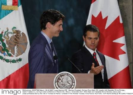 Mexican President, Enrique Pena Nieto (R), speaks with Canadian Prime Minister, Justin Trudeau (L), during a press conference in Mexico City, Mexico, 12 October 2017. Pena Nieto and Canadian Prime Minister, held a joint press conference during the visit of Trudeau to Mexico. Canadian Prime Minister Trudeau visits Mexico !ACHTUNG: NUR REDAKTIONELLE NUTZUNG!  Copyright: xJoséxMéndezx MEX66 20171013-636434645552222698