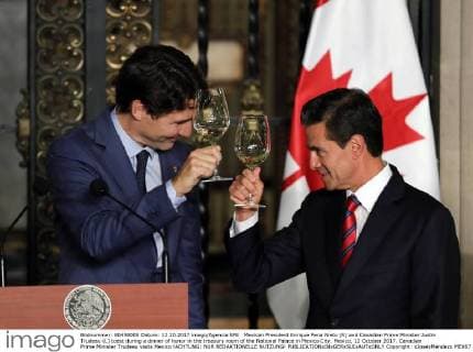 Mexican President Enrique Pena Nieto (R) and Canadian Prime Minister Justin Trudeau (L) toast during a dinner of honor in the treasury room of the National Palace in Mexico City, Mexico, 12 October 2017. Canadian Prime Minister Trudeau visits Mexico !ACHTUNG: NUR REDAKTIONELLE NUTZUNG!  Copyright: xJoséxMéndezx MEX67 20171013-636434683149122388