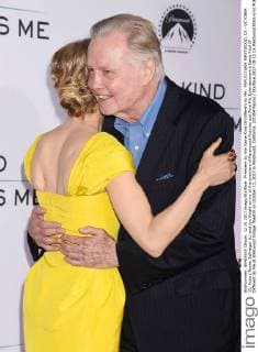 Premiere du film Same Kind Of Different As Me . PAP10171809 WESTWOOD, CA - OCTOBER 12: Actors Renee Zellweger (L) and Jon Voight arrive at the premiere of Paramount Pictures and Pure Flix Entertainment s Same Kind Of Different As Me at Westwood Village Theatre on October 12, 2017 in Westwood, California. 221504 Papixs Starface 2017-10-12 CA Westwood Etats-Unis  Copyright: xPapixsx xStarfacex STAR_221504_006