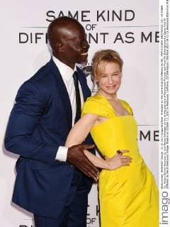 Premiere du film Same Kind Of Different As Me . PAP10171809 WESTWOOD, CA - OCTOBER 12: Actors Djimon Hounsou (L) and Renee Zellweger arrive at the premiere of Paramount Pictures and Pure Flix Entertainment s Same Kind Of Different As Me at Westwood Village Theatre on October 12, 2017 in Westwood, California. 221504 Papixs Starface 2017-10-12 CA Westwood Etats-Unis  Copyright: xPapixsx xStarfacex STAR_221504_018
