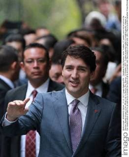 Canadian Prime Minister Justin Trudeau (C) greets upon his arrival at the Mexican Senate as part of his official visit to Mexico City, Mexico, 13 October 2017. Trudeau proposed today to create a gender chapter in the modernization of NAFTA, as well as to promote the rights of girls and women, and the creation of better jobs. EFE Mario Guzmán Canadian Prime Minister visits Mexico !ACHTUNG: NUR REDAKTIONELLE NUTZUNG!  Copyright: xMarioxGuzmánx MEX10 20171013-636435204814744852