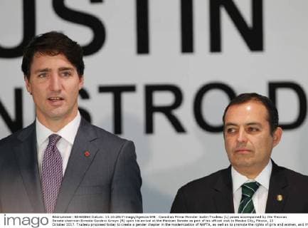 Canadian Prime Minister Justin Trudeau (L) poses accompained by the Mexican Senate chairman Ernesto Cordero Arroyo (R) upon his arrival at the Mexican Senate as part of his official visit to Mexico City, Mexico, 13 October 2017. Trudeau proposed today to create a gender chapter in the modernization of NAFTA, as well as to promote the rights of girls and women, and the creation of better jobs. EFE Mario Guzmán Canadian Prime Minister visits Mexico !ACHTUNG: NUR REDAKTIONELLE NUTZUNG!  Copyright: xMarioxGuzmánx MEX10 20171013-636435205431724852