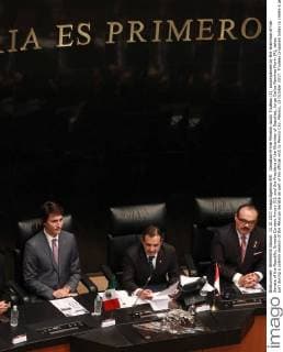Canadian Prime Minister Justin Trudeau (L), accompanied by the chairman of the Senate of the Republic, Ernesto Cordero Arroyo (C), and the President of the Chamber of Deputies, Jorge Carlos Ramírez Marín (R), takes part during a solemn session of the Mexican Senate as part of his official visit to Mexico City, Mexico, 13 October 2017. Trudeau proposed today to create a gender chapter in the modernization of NAFTA, as well as to promote the rights of girls and women, and the creation of better jobs. EFE Mario Guzman Canadian Prime Minister visits Mexico !ACHTUNG: NUR REDAKTIONELLE NUTZUNG!  Copyright: xMarioxGuzmánx MEX10 20171013-636435213804616312