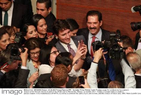 Canadian Prime Minister Justin Trudeau poses for a picture during a solemn session of the Mexican Senate as part of his official visit to Mexico City, Mexico, 13 October 2017. Trudeau proposed today to create a gender chapter in the modernization of NAFTA, as well as to promote the rights of girls and women, and the creation of better jobs. EFE Mario Guzmán Canadian Prime Minister visits Mexico !ACHTUNG: NUR REDAKTIONELLE NUTZUNG!  Copyright: xMarioxGuzmánx MEX10 20171013-636435225772808967