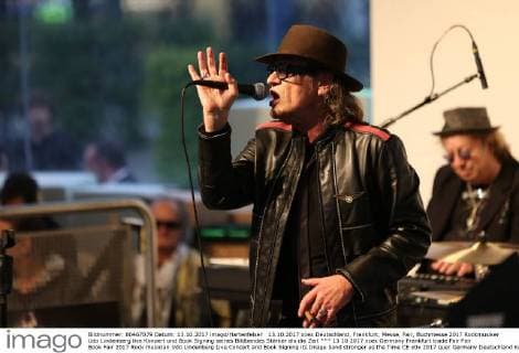 13.10.2017 xcex Deutschland, Frankfurt, Messe, Fair, Buchmesse 2017 Rockmusiker Udo Lindenberg live Konzert und Book Signing seines Bildbandes Stärker als die Zeit *** 13 10 2017 xcex Germany Frankfurt trade Fair Fair Book Fair 2017 Rock musician Udo Lindenberg Live Concert and Book Signing its Image band stronger as the Time CE