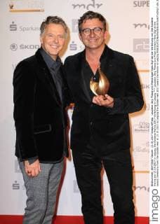 Laudator Jörg Pilawa and Prize winners Hans Sigl at the award Ceremony from the Golden Hen at 13 10 2017 in Leipzig the Golden Hen 2017 award Ceremony in Leipzig