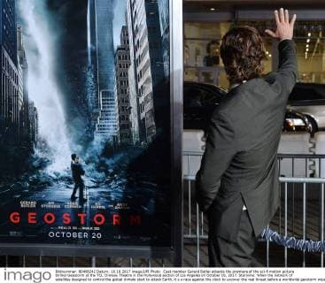 Cast member Gerard Butler attends the premiere of the sci-fi motion picture thriller Geostorm at the TCL Chinese Theatre in the Hollywood section of Los Angeles on October 16, 2017. Storyline: When the network of satellites designed to control the global climate start to attack Earth, it s a race against the clock to uncover the real threat before a worldwide geostorm wipes out everything and everyone.  LAP2017101607 JIMxRUYMEN