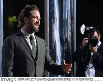 Cast member Gerard Butler attends the premiere of the sci-fi motion picture thriller Geostorm at the TCL Chinese Theatre in the Hollywood section of Los Angeles on October 16, 2017. Storyline: When the network of satellites designed to control the global climate start to attack Earth, it s a race against the clock to uncover the real threat before a worldwide geostorm wipes out everything and everyone.  LAP2017101603 JIMxRUYMEN