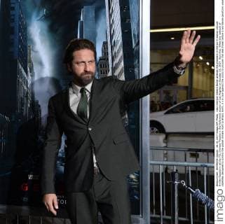 Cast member Gerard Butler attends the premiere of the sci-fi motion picture thriller Geostorm at the TCL Chinese Theatre in the Hollywood section of Los Angeles on October 16, 2017. Storyline: When the network of satellites designed to control the global climate start to attack Earth, it s a race against the clock to uncover the real threat before a worldwide geostorm wipes out everything and everyone.  LAP2017101609 JIMxRUYMEN