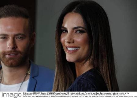 Actors Luis Ernesto Franco (L) and Gaby Espino pose during the promotion of the saga Senora Acero, La Coyote in Mexico City, Mexico, 17 October 2017. The series shows the life of Vicenta Acero (Carolina Miranda) and her battle for a more human treatment of undocummented immigrants and their fight to reach the American dream. Presentation of the series Senora Acero, La Coyote in Mexico City !ACHTUNG: NUR REDAKTIONELLE NUTZUNG!  Copyright: xJorgexNúnezx CMX002 20171017-636438789984875881