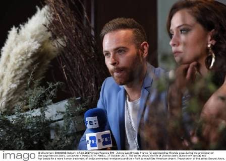 Actors Luis Ernesto Franco (L) and Carolina Miranda pose during the promotion of the saga Senora Acero, La Coyote in Mexico City, Mexico, 17 October 2017. The series shows the life of Vicenta Acero (Carolina Miranda) and her battle for a more human treatment of undocummented immigrants and their fight to reach the American dream. Presentation of the series Senora Acero, La Coyote in Mexico City !ACHTUNG: NUR REDAKTIONELLE NUTZUNG!  Copyright: xJorgexNúnezx CMX003 20171017-636438790630715881