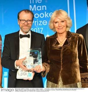 . 17 10 2017. London, United Kingdom.The Duchess of Cornwall presents the trophy to George Saunders, winner of the Man Booker Prize for Fiction at The Guildhall in London.  xCPNAx xi-Imagesx IIM-16173-0032