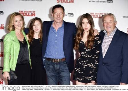 Jason Isaacs with Wife Emma Hewitt Daughters Lily Isaacs and Ruby Isaacs and Father Eric Isaacs at the Premiere the Cinema The Death of Stalin in Curzon Chelsea Cinema London 17 10 2017 Jason Isaacs with Wife Emma Hewitt Daughters Lily Isaacs and Ruby Isaacs and Father Eric Isaacs  Foto:xS.xVasx xFuturexImage