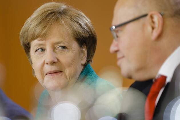 Bundeskanzlerin Angela Merkel, CDU, und Peter Altmaier, Chef des Bundeskanzleramts, vor Beginn einer Kabinettsitzung. Berlin, 18.10.2017. Berlin Deutschland *** Chancellor Angela Merkel CDU and Peter Altmaier Boss the Federal Chancellery before Beginning a Cabinet meeting Berlin 18 10 2017 Berlin Germany Copyright: xThomasxTrutschel photothek.netx