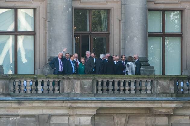 Berlin CDU FDP between CDU CSU and FPD for the Prospecting to possible Koalitionsgespraeche in the German Parliamentary Society at Wednesday the 18 October 2017 in Picture the Members the gespraechsrunde at a Break on the Balcony From left to right Thomas Cruiser CSU Christian Lindne