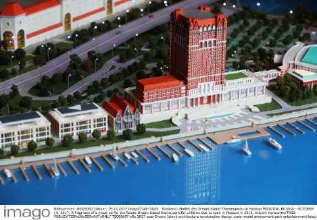 Russland: Modell des Dream Island Themenparks in Moskau MOSCOW, RUSSIA - OCTOBER 19, 2017: A fragment of a mock-up for the future Dream Island theme park for children due to open in Moscow in 2018. Artyom Korotayev TASS  TS0656CF
