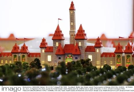 Russland: Modell des Dream Island Themenparks in Moskau MOSCOW, RUSSIA - OCTOBER 19, 2017: A fragment of a mock-up for the future Dream Island theme park for children due to open in Moscow in 2018. Artyom Korotayev TASS  TS0656C2