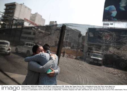 Bilder des Tages Mexico City s inhabitants raise their fists while observing three minutes silence to recall the victims of the earthquake that hit the country one month ago, in Mexico, 19 October 2017. At the same time the 7.1 earthquake hit the country past 19 September, hundreds stopped their daily activities to pay tribute to the 369 victims of the catastrophe. Mexicans observe three minutes silence with fists up to recall earthquake !ACHTUNG: NUR REDAKTIONELLE NUTZUNG!  Copyright: xJorgexDanxLopezx CMX001 20171019-636440451287601982