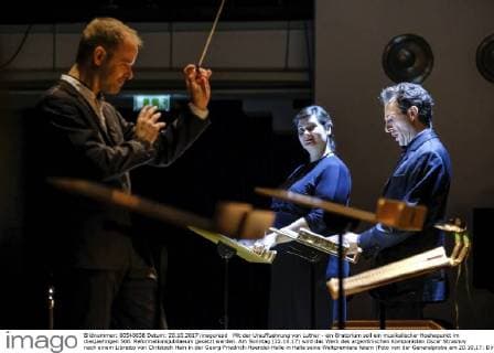 Mit der Urauffuehrung von Luther - ein Oratorium soll ein musikalischer Hoehepunkt im diesjaehrigen 500. Reformationsjubilaeum gesetzt werden. Am Sonntag (22.10.17) wird das Werk des argentinischen Komponisten Oscar Strasnoy nach einem Libretto von Christoph Hein in der Georg-Friedrich-Haendel-Halle in Halle seine Weltpremiere feiern (Foto von der Generalprobe am 20.10.17: Dirigent Michael Wendeberg, Henriette Goedde als Katharina von Bora und Lutherdarsteller Michael Pflumm (Tenor)). Das Oratorium mit der Staatskapelle Halle und dem Ernst Senff Chor Berlin in der Regie von Andreas Morell ist ein Auftragswerk der Kunststiftung des Landes Sachsen-Anhalt und der Arthaus Musik GmbH. Das zeitgenoessische Werk befasst sich mit dem Leben und Wirken des Reformators Martin Luther (1483-1546). (Siehe epd-Meldung vom 20.10.17) Luther-Oratorium fe Copyright: epd-bild JensxSchulze EDITORIAL USE ONLY