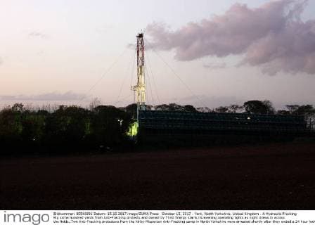 IMAGO Nature: Unsere Erde, Umweltverträgliche Herausforderungen des 21. Jahrhunderts, Fracking October 15, 2017 - York, North Yorkshire, United Kingdom - A Hydraulic Fracking Rig some hundred yards from Anti-Fracking protests and owned by Third Energy starts its evening operating lights as night draws in across the fields..Two Anti-Fracking protestors from the Kirby-Misperton Anti-Fracking camp in North Yorkshire were arrested shortly after they ended a 24 hour lock-on to a wooden tower which blocked the main gate of Fracking Company Third Energy in North Yorkshire. Heavily outnumbered by North Yorks Police the protestors defied heavy handed and obstructive tactics towards both them and any media who attempted to witness the ongoing situation. 24 hour rolling protests and heavy police presence continuing with no end in sight. York United Kingdom - ZUMAs197 20171015_zab_s197_001 Copyright: xAndrewxMccoyx